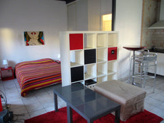 Grand studio pour deux personnes en rez de jardin avec petite terrasse au sein d Bordeaux, France Grand studio indépendantproche gare Entire rental unit vacation rental 9345130