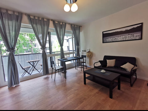 This charming 36 square meter apartment with balcony is located on the 1st floor Bordeaux, France Chaleureux 36 M²  Idéal Pour 2 Avec Balcon Entire rental unit vacation rental 663592625147126731