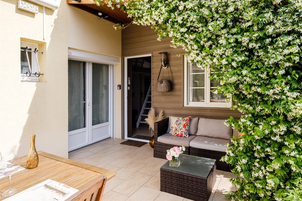 Welcome in Suites d'Aliénor. The studio is located between the Château Haut Brio Bordeaux, France Aliénor Suite, Suite Mezzanine Entire rental unit vacation rental 21943958