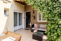 Welcome in Suites d'Aliénor. The studio is located between the Château Haut Brio Bordeaux, France Aliénor Suite, Suite Mezzanine Entire rental unit vacation rental 21943958