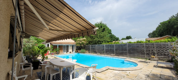 maison située au coeur d'un village proche de tous commerces. Endroit paisible à Martignas-sur-Jalle, France villa avec piscine Entire villa vacation rental 632287578612240288