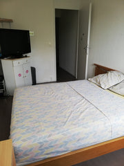 Chambre de 11 m2 avec bureau et ordinateur relié à la télévision ainsi qu'un lit  Chambre avec toutes les commodités à proximité. Private room in rental unit vacation rental 35569030