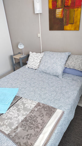 Petite chambre simple sur ligne de Bus 1 gare aéroport au bout de la rue...Compt France Petite chambre bus gare important lire résumé Private room in rental unit vacation rental 709252123349155537