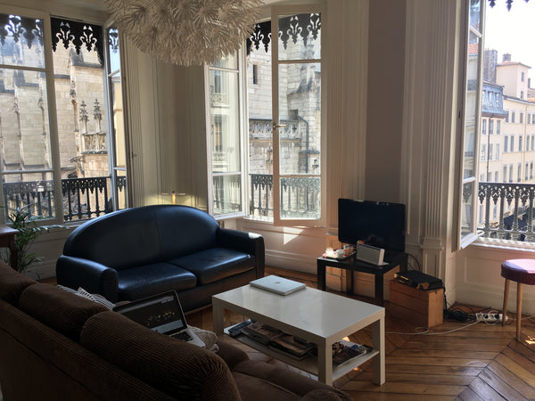 Cet appartement de 90 mètres carrés est situé dans le premier arrondissement au  Lyon, France Appartement lumineux, vue sur l'Eglise St Nizier Entire rental unit vacation rental 19725688