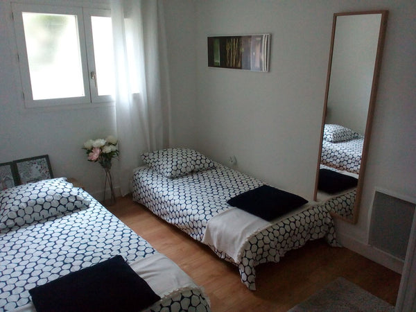 La maison est située barrière de Bègles, proche de toutes commodités, le bus pas Bordeaux, France Chambre à louer avec petit déjeuner Private room in home vacation rental 6538200