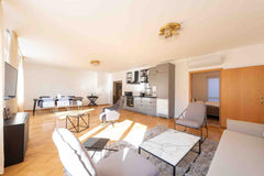 Entspanne dich mit der ganzen Familie in dieser friedlichen Unterkunft.<br /><br  *****Designer 2 BDR in the 18th Entire rental unit vacation rental 569427182567372894