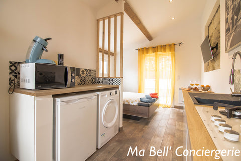 Bonjour <br /><br />Si vous recherchez un petit cocooning c’est chez nous , avec  ⭐️ Le « Chemsdine » ⭐️ Proche Bordeaux⭐️Arena⭐️ Studio Entire home vacation rental 49913234