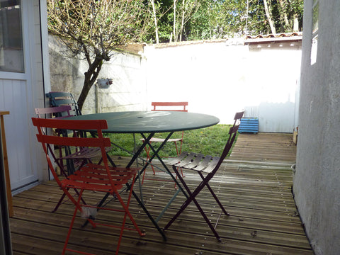 Top location, clean and cozy place for Vinexpo! <br /><br />Located at the Medoc Bordeaux, France Typical Bordeaux Echoppe Vinexpo! Entire home vacation rental 6290104