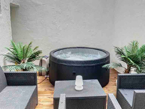 Ce logement unique est proche de tous les sites et commodités, ce qui facilite l Bordeaux, France Superbe appartement place Pey Berland avec jacuzzi Entire rental unit vacation rental 50297583