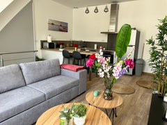 Idéalement situé à 50m de la gare de Bordeaux, cette chambre basée dans une mais  private room station bx red YourHostHelper Private room in home vacation rental 658716358748742901