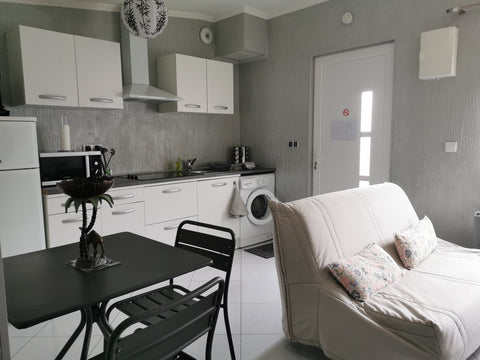 Studio de 20m2 en rez de jardin avec jardinet privatif. <br />Composé de:<br />  Pessac, France Beau Studio calme avec jardinet Entire rental unit vacation rental 18110225