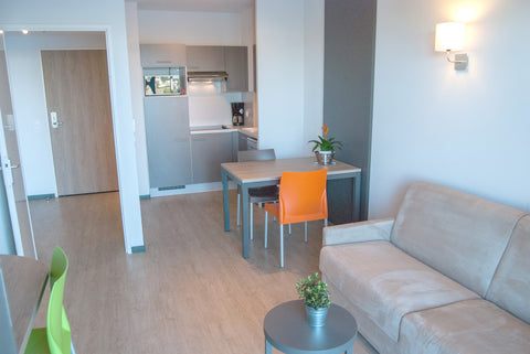 Réservez en toute confiance avec notre équipe de professionnels qui vous accueil Bordeaux, France Appartement 4 personnes avec terrasse au calme Entire condo vacation rental 11080932