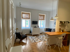 Beautiful sunny  classic Altbau apartment in the heart of Vienna. The apartment  Vienna, Austria Zen Mariahilfer@ Westbahnhof Entire rental unit vacation rental 52341042