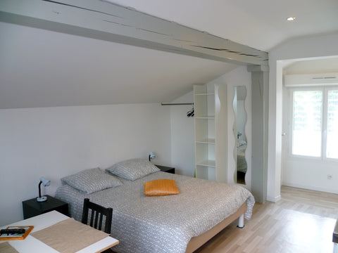À deux pas du Tram cet appartement agréable, clair et fonctionnel situé dans le  Bordeaux, France Appartement Confort Bordeaux Haut-Lévêque Entire rental unit vacation rental 10912392