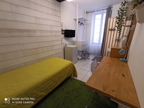 Chambre située au rez-de-chaussée, très confortable. <br />Adaptée pour des cour  Aux couleurs du printemps Private room in guesthouse vacation rental 24153839