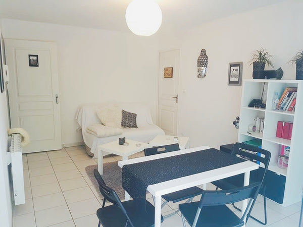 Situé sur une place vivante avec restaurants, cinéma, boulangerie, etc, à 100 mè Bayonne, France T3 au calme avec jardin Entire rental unit vacation rental 25571685