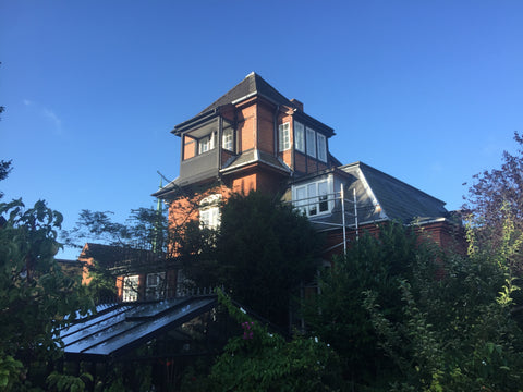 A large and spatial room in the, with its own entrance. Kitchen, bathroom and to Copenhagen, Denmark Close to city, airport and metro. Private room in villa vacation rental 3722745