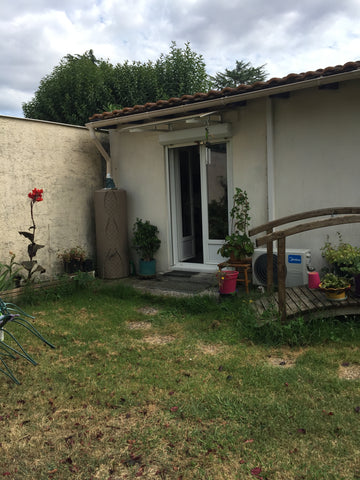 Paisible, cette chambre nichée au fond d’un jardinet, à 150 m de l’arrêt de tram  La cabane au fond du jardin Entire guesthouse vacation rental 51488782