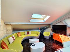 Located on the third and last floor of an old building 19th, under the roofs, th Gradignan, France Esprit Zen, Turkish bath:Out of service till 2023) Entire rental unit vacation rental 872870