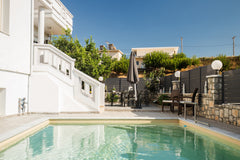 Located 100m from the sea and 3min from the city center, relax with your loved o Kissamos, Greece Modern Sea-View 3-bedroom apartment w private pool Entire rental unit vacation rental 702780526463450579