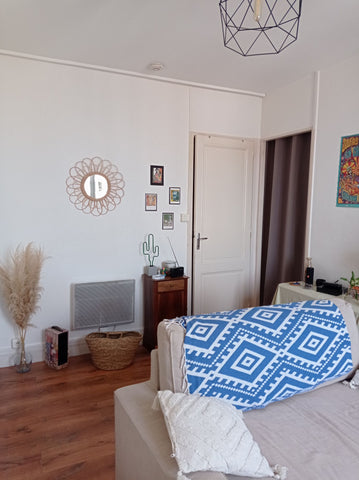 Simplifiez-vous la vie dans ce logement paisible et central.<br />Situé en plein Bordeaux, France Appartement T2 en pleins coeur de la ville Entire rental unit vacation rental 618569475770326469