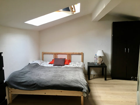 Cette chambre est idéale pour 2 personnes. 2e étage privé avec chambre, lavabo e Puteaux, France Grande chambre en centre ville de Bordeaux Private room in home vacation rental 23051334