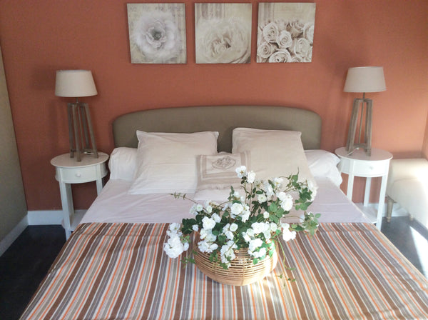 La chambre se trouve au rez-de-chaussée d'une échoppe,dans un quartier calme, bi Talence, France Chambre privée tout confort aux portes de Bordeaux Private room in townhouse vacation rental 27313242