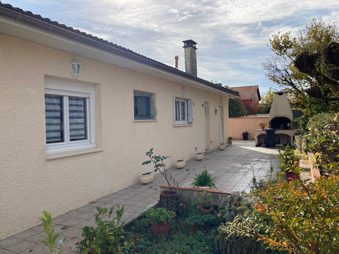 Loue 12Km de BORDEAUX, dans une charmante maison au calme, 2 CHAMBRES SEPAREES c Carbon-Blanc, France LES  AMANDIERS : chambres  "Sable" et "Dauphins" Private room in bed and breakfast vacation rental 34859128