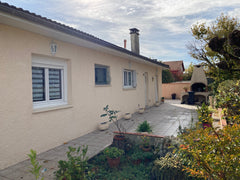 Loue 12Km de BORDEAUX, dans une charmante maison au calme, 2 CHAMBRES SEPAREES c Carbon-Blanc, France LES  AMANDIERS : chambres  "Sable" et "Dauphins" Private room in bed and breakfast vacation rental 34859128