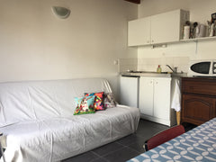 Joli petit  duplex avec parking gratuit  sur place à 5 min à pied de la place de Bordeaux, France Duplex victoire avec parking et climatisation Entire rental unit vacation rental 27209015