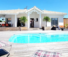 Maison tout confort terrain clôturé avec portail électrique. Un patio ouvert au  Saint-Médard-en-Jalles, France Magnifique villa, piscine chauffée 10 personnes. Entire home vacation rental 18587695