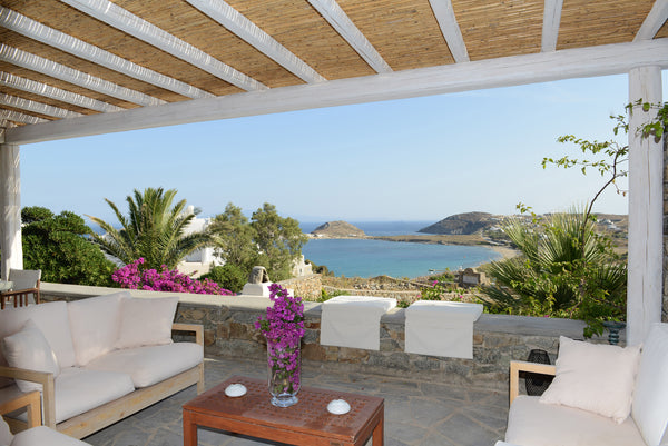 A large 70 sq m luxury apartment with a lovely patio for you to enjoy outdoor di Míkonos, Greece Luxury apartment Tsagkari, lounge area, sea view Entire serviced apartment vacation rental 21736010