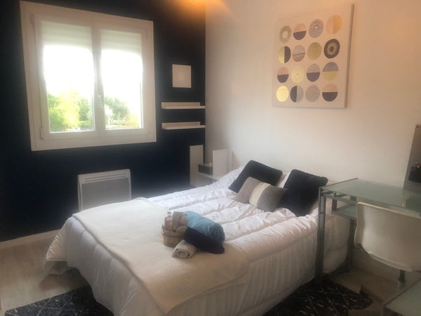 Maison avec jardin comprenant à l'étage 4 chambres et 2 salles d'eau, 1 WC indép Mérignac, France Chambre BLEUE Private room in home vacation rental 47385003