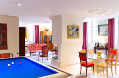 Short term rental of a vast furnished 165 sqm apartment in an ancient building w Bordeaux, France Wonderful 165 sqm 3 BR + Parking downtown Bordeaux Entire rental unit vacation rental 4836113