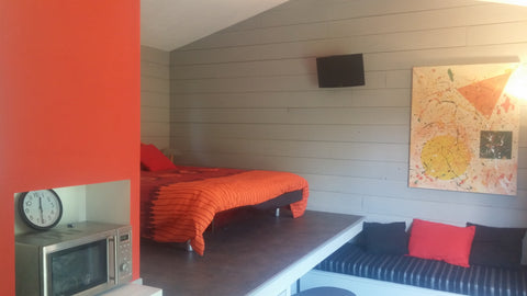 Situé au calme en fond de propriété dans un cadre verdoyant<br />Idéalement situ Le Haillan, France Studio indépendant climatisé dans jardin, wifi. Entire bungalow vacation rental 8242884