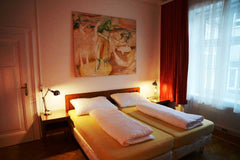 Die Lage ist ideal am Verkehrs - Knoten „Kennedybrücke“- Hietzing, mit U-Bahn, S Pressbaum, Austria Large Suite close to Schönbrunn - Reigenliverooms Private room in rental unit vacation rental 19737666