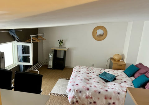 Chambre meublée au 1er étage d'un petit immeuble dans le quartier des Chartrons  Bordeaux, France Chambre d'hôtes à Bordeaux, quartier Chartrons Private room in bed and breakfast vacation rental 594698315293704151