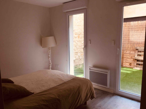 Situé dans le très joli quartier des Chartrons, et à 200 mètres des quais, très  Bordeaux, France BDX Chambre avec terrasse privative cœur Chartrons Private room in rental unit vacation rental 34271482