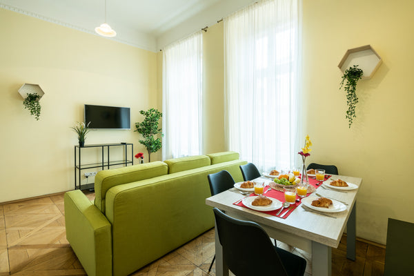 Awesome location in the heart of Prague. Bright, spacious (100 m2) apartment wit Prague, Czechia ❤️️pragueforyou❤️️ 2 Bedrooms apartment for 11pers Entire rental unit vacation rental 9160260