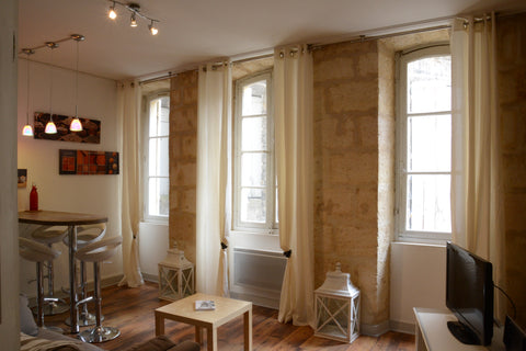 Situé au cœur du centre historique de Bordeaux, cet appartement très calme, vous Bordeaux, France Charme au coeur du Vieux Bordeaux Entire rental unit vacation rental 667763
