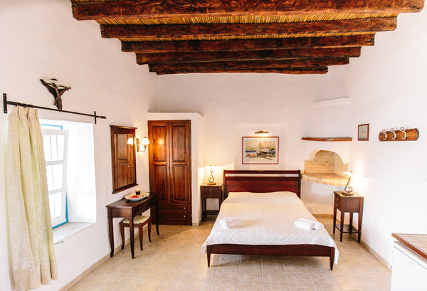 The 3 luxurious recently refurbished traditional houses are separated by the chu Greece Akrotiri - Traditional house by the sea (blue) Cycladic home vacation rental 31688311