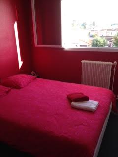Chambre rouge, lit en 140, très agréable à l'étage.<br />Une armoire disponible. Gradignan, France Petite chambre rouge privée confortable,1 voyageur Private room in townhouse vacation rental 18289345