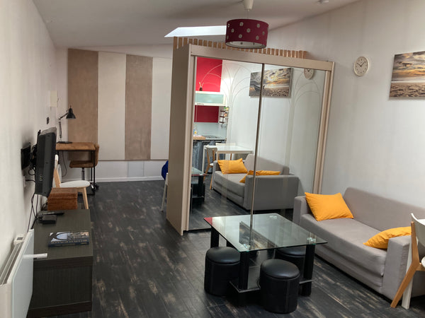 Au cœur de la barrière de Pessac, l’une des barrières les plus commerçantes de B Bordeaux, France Grand Studio cosy/calme proche centre de Bordeaux Entire rental unit vacation rental 25624632