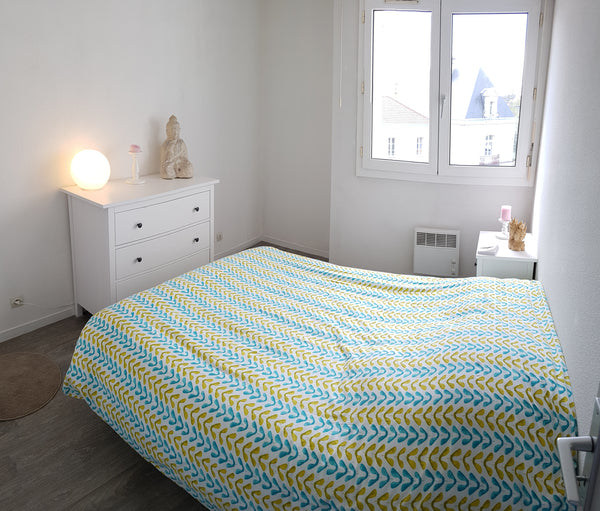 Chambre privative avec commode, table de chevet, lit double, placard non accessi Bordeaux, France Chambre privée, appartement lumineux Private room in rental unit vacation rental 18001436