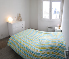 Chambre privative avec commode, table de chevet, lit double, placard non accessi Bordeaux, France Chambre privée, appartement lumineux Private room in rental unit vacation rental 18001436