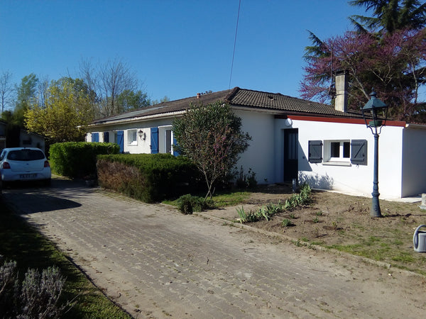 Dans un parc arboré de 2400 m², notre lieu de vie est notre petit paradis nature Ambarès-et-Lagrave, France Maison chaleureuse dans un grand parc arboré Entire home vacation rental 21038822