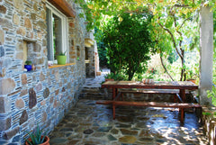 το σπιτι ειναι ανακατασκευασμενω το 2017 με πετρα απο εξω και μοντερνα χρωματα α Kampos, Greece κλειω Entire home vacation rental 19722789