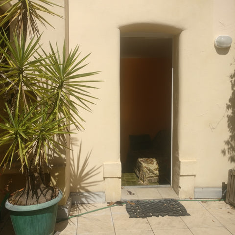 A deux pas de la Garonne et tout proche de la gare notre studio  vous accueille   Studio avec terrasse Bordeaux St Michel Entire guesthouse vacation rental 35424744