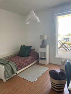 Tout confort, près du tram, bus et commerces.<br />Quartier calme à 10 minutes c  Chambre avec terrasse privative pour 1 personne Private room in rental unit vacation rental 26735148