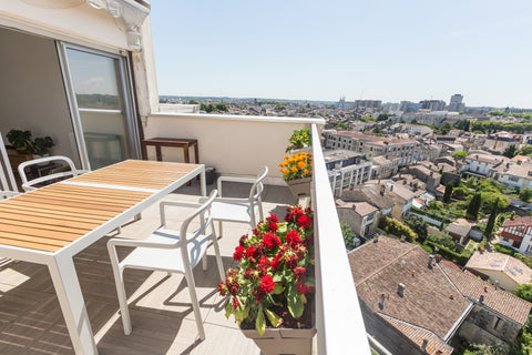 Bienvenue dans notre superbe appartement au 10ième étage au coeur du quartier Sa Bordeaux, France Centre : 10ième étage avec vue dégagée & piscine Entire rental unit vacation rental 50125949
